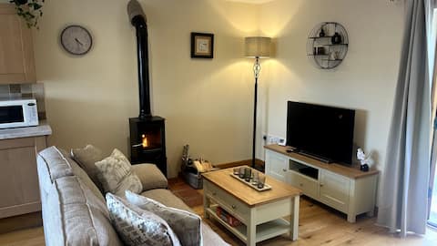 Successful Airbnb property: Country annex with stunning views and hot tub in Norfolk