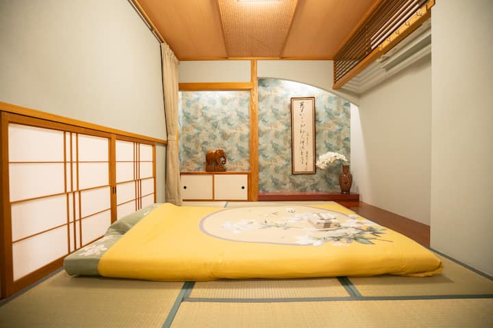 Საძინებელი 3 არის ელეგანტური იაპონური სტილის ტატამის ოთახი, რომელიც მოქნილია მაქსიმუმ 3 სტუმრისთვის 1,5 მეტრის სიგანის და 1 მეტრის სიგანის ტატამის დასაფენით.Თითოეული ლეიბი დამზადებულია მაღალი ხარისხის მასალისგან, რბილი და კომფორტული, შესაფერისია ოჯახის წევრებისთვის ან მეგობრებისთვის.Ოთახი ქმნის თბილ ატმოსფეროს ბუნებრივი ხის ფერითა და რბილი განათებით, ხოლო კედლები მორთულია დახვეწილი დეკორით, კალიგრაფიის დასაკიდი შახტითა და ორნამენტებით, რომ სივრცეს სიმშვიდე და სტილი შესძინოს.Ერთ მხარეს გასრიალებული ქაღალდის კარი ჰგავს ტრადიციულ იაპონურ სახლს სინათლისა და განმარტოების კომბინაციით.Საძინებლის საერთო განლაგება კომპაქტურია და არ არის ხალხმრავალი, გამაგრილებელი და მოწესრიგებული, რაც მას იდეალურ ადგილად აქცევს მოგზაურობისას თქვენი გონების დასასვენებლად.Თეთრეულის თითოეული კომპლექტი დაბინავებამდე სტერილიზდება ჰიგიენისა და კომფორტის უზრუნველსაყოფად.