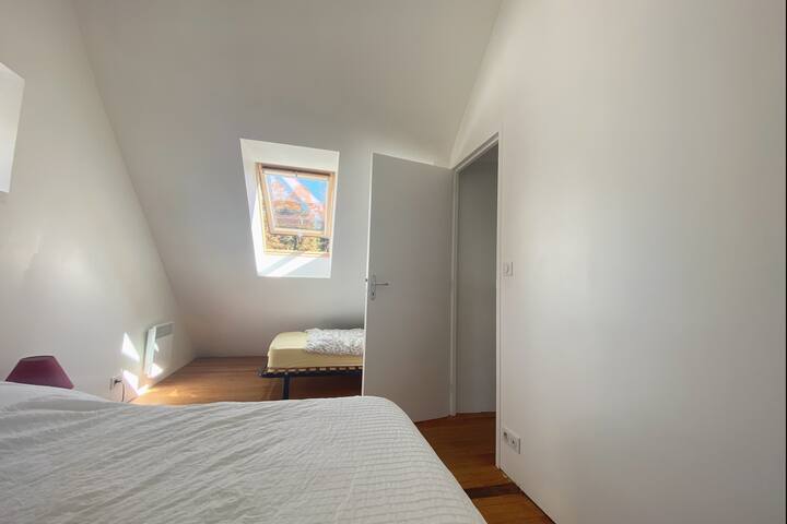 Habitación 3 en el piso de arriba:
1 cama grande y 2 camas individuales