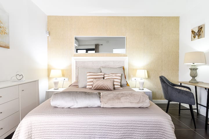 标准双人床和工作台