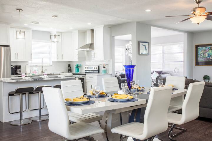 Spacious 4/3 Large Pool Home :parking, BBQ WIFI! gallery image 3