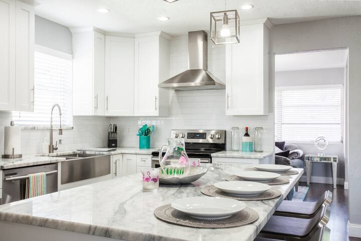 Spacious 4/3 Large Pool Home :parking, BBQ WIFI! gallery image 4