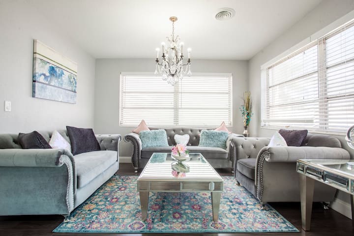 Spacious 4/3 Large Pool Home :Parking, Bbq Wifi! - 할리우드