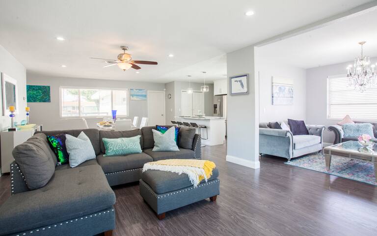 Spacious 4/3 Large Pool Home :parking, BBQ WIFI! gallery image 2