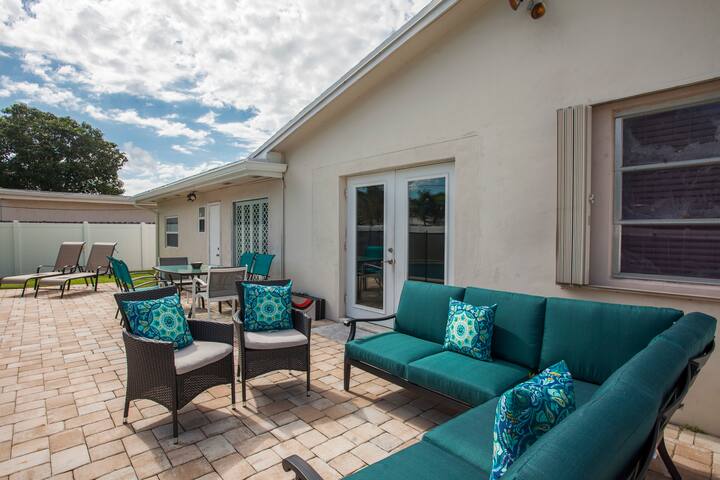 Spacious 4/3 Large Pool Home :parking, BBQ WIFI! gallery image 5