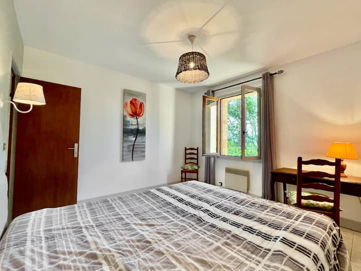 一间有160张床的房间。