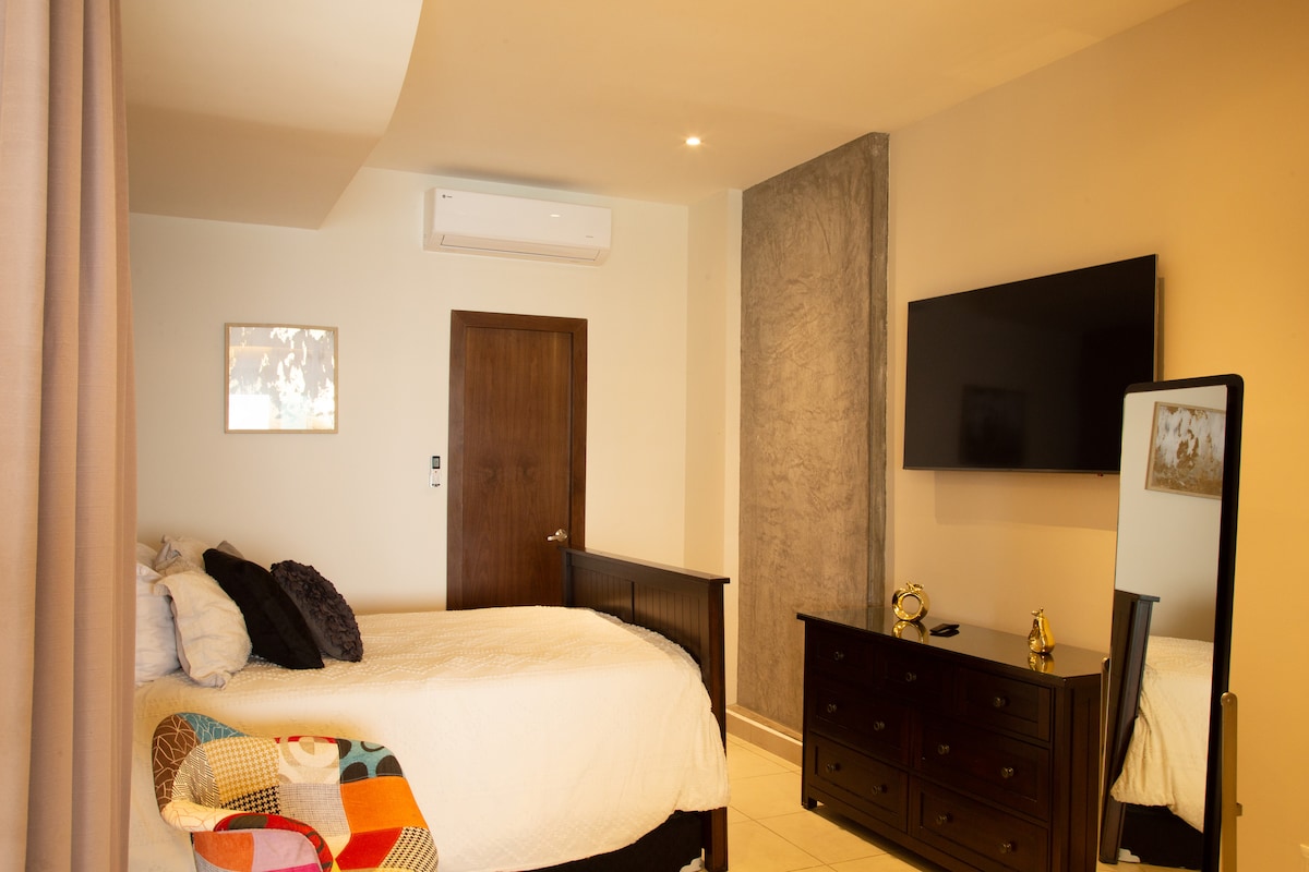 חדר שלישי עם מיטה זוגית, מיזוג אוויר וטלוויזיה חכמה.
דלת לארון ולחדר הרחצה.