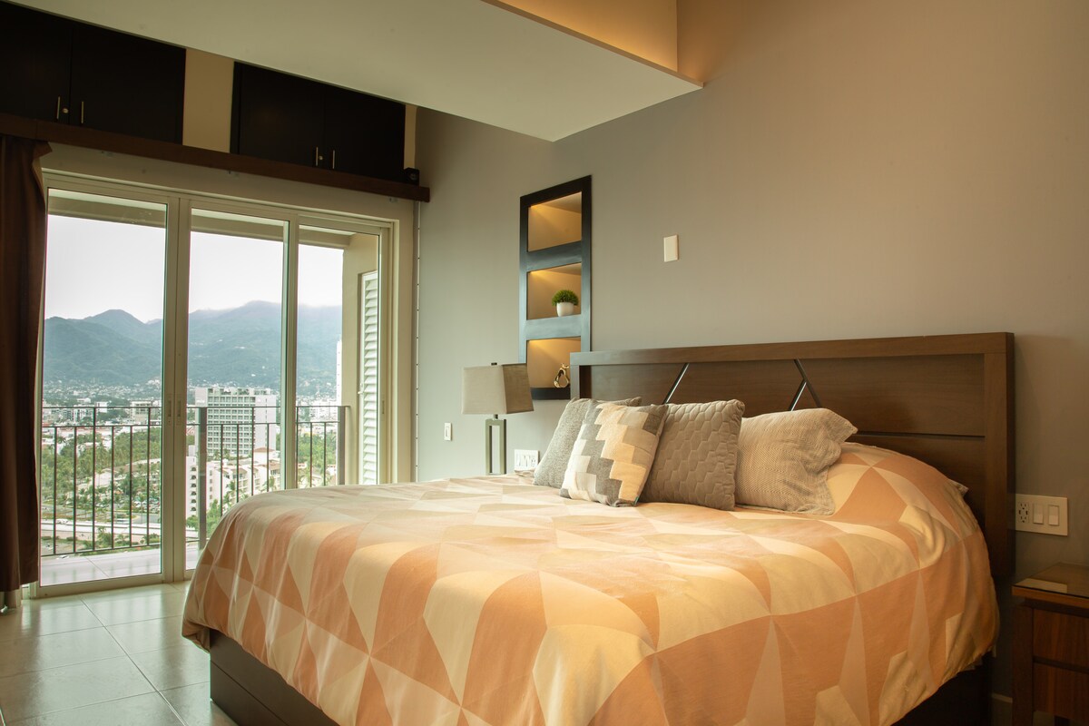 חדר שני עם מיזוג אוויר, טלוויזיה חכמה ומרפסת, מאחורי חדר Lavado.