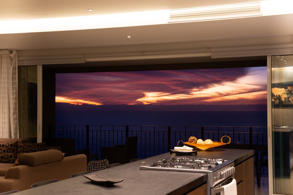 שקיעה יפה כפי שהיא נראית מהמטבח של הדירה.