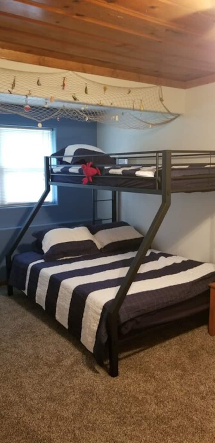 主楼层2号卧室。 请注意，我们现在已经将床分开了。 我们有一张标准双人床和一张单人床。 我们从这个房间移除了双层床。 新图片即将上线！