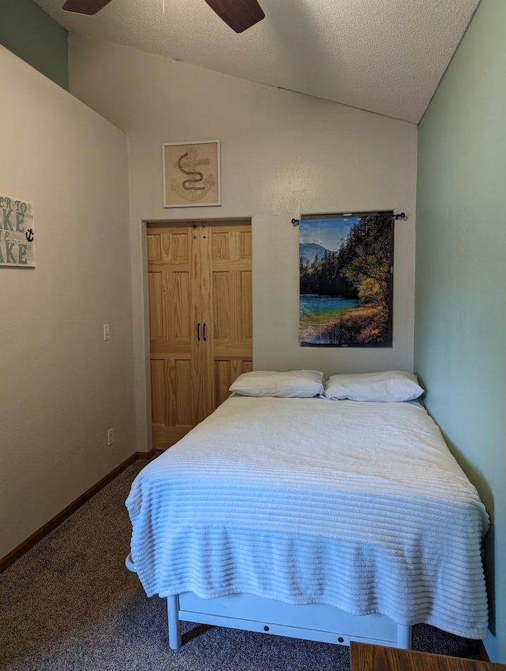 3号卧室。位于房源主楼层。 它位于主卧室旁边，由一扇门隔开。  这间卧室还有一扇门通往湖畔家庭房。 