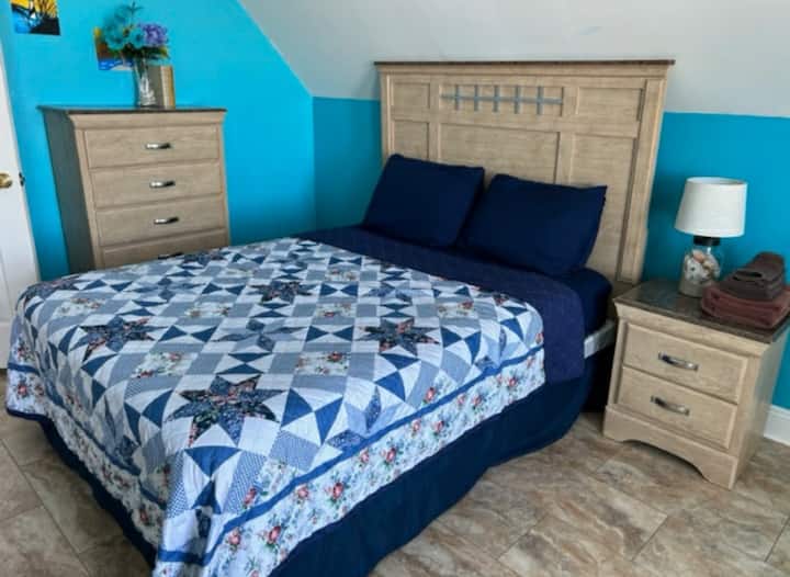 DORMITORIO DOS 
EN EL TERCER PISO CAMA QUEEN CON TECHOS ALTOS 