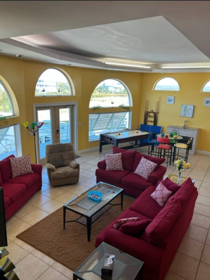 SALA DE ESTAR FAMILIAR ABIERTA
TECHOS ABOVEDADOS DE PRIMER NIVEL,
GRANDES VENTANAS ÚNICAS
AMUEBLADAS A LA PERFECCIÓN