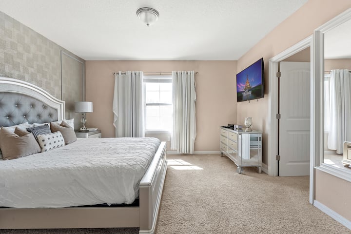 أسلوب جميل مع غرفة نوم رئيسية مريحة بالألوان