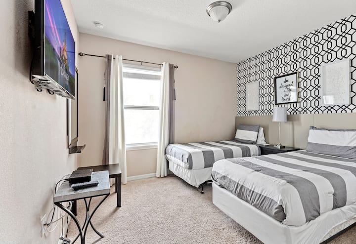 غرفة نوم منزلية جميلة في المنزل