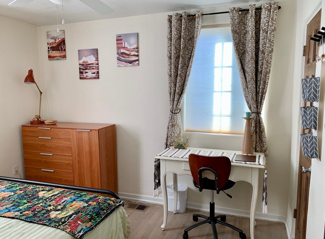 Chumba cha kulala cha nyuma na dawati