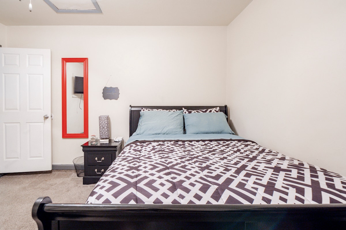 חדר שינה 1 - עם מנורת לילה ותחנת טעינה