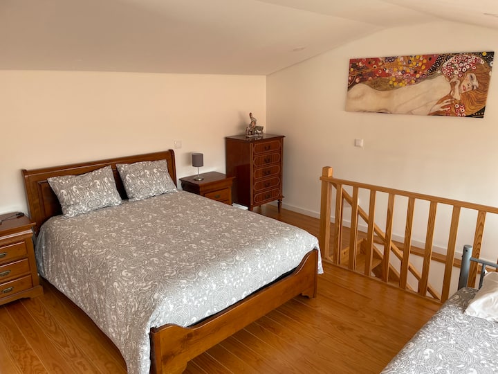 带双人床的房间