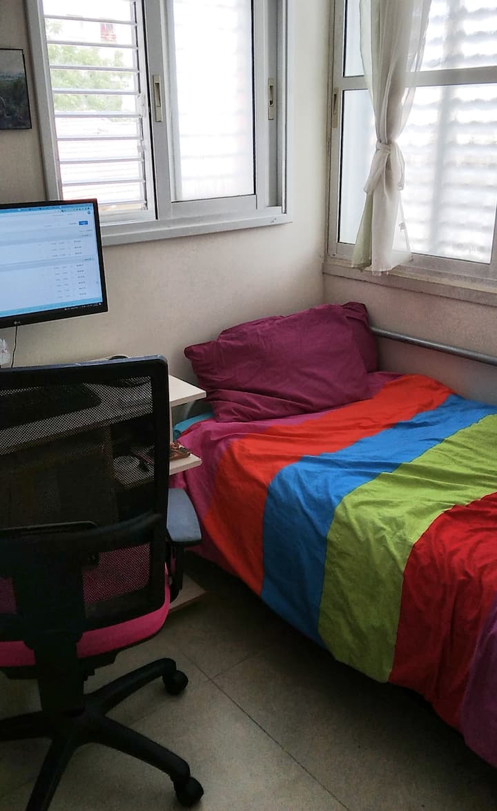 นี่เป็นห้องนอนของผู้เข้าพักซึ่งเป็นห้องทำงานด้วย ห้องน้ำห้องที่สองอยู่ในห้องนอนของผู้เข้าพักนี้ ห้องน้ำมีห้องอาบน้ำในที่พักเดียวกันด้วย 