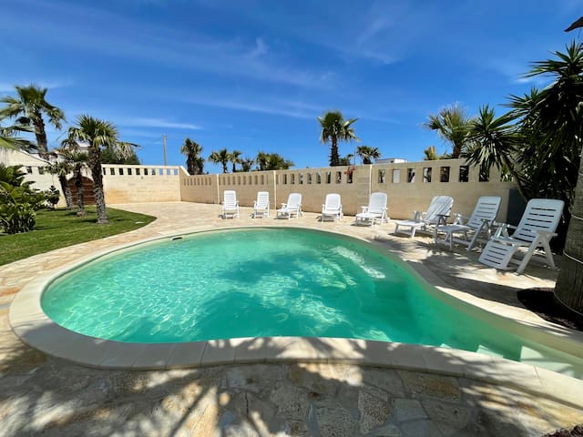 Tropical Palm Villa, green, hydro pool -sea 3km