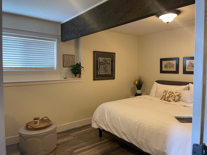 เตียงขนาดใหญ่สวยงามและเครื่องนอนดีลักซ์