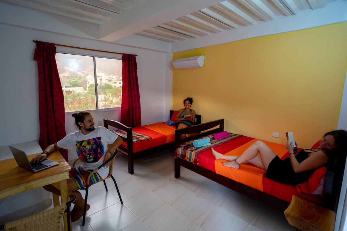Quarto Serrania
4 people.
2 double beds
Private bathroom
AC