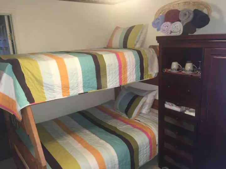 السرير بطابقين في غرفة النوم الخاصة الثانية يتسع لنوم 3 أشخاص.  يحتوي على مرتبة مزدوجة في الأسفل، ومرتبة مزدوجة في الأعلى.  يتم توفير البياضات والوسائد والبطانيات الطازجة لراحتك.  يعد المطبخ الصغير الموجود في الغرفة والتلفزيون المتدفق بالراحة.
