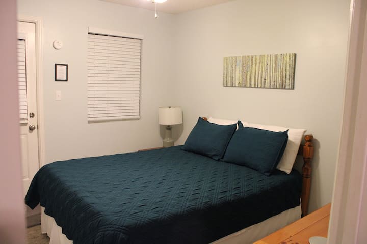 בחדר השינה הראשי יש מיטת קווין סייז, טלוויזיה ואמבטיה צמודה, עם גישה למרפסת האחורית ולג'קוזי.