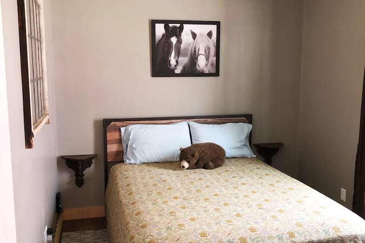 غرفة النوم 3 (سرير حجم وسط) بأبواب فرنسية