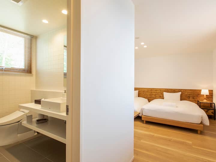 Birchwood Chalet - hlavná spálňa s výhľadom