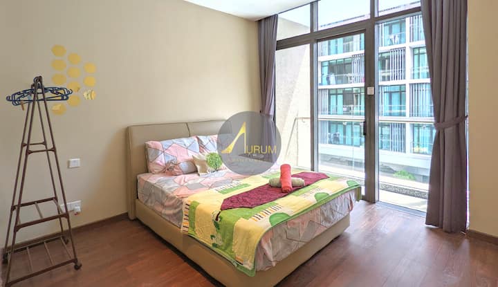 ห้องนอนใหญ่พร้อมห้องน้ำในตัวที่มองเห็นสระว่ายน้ำ