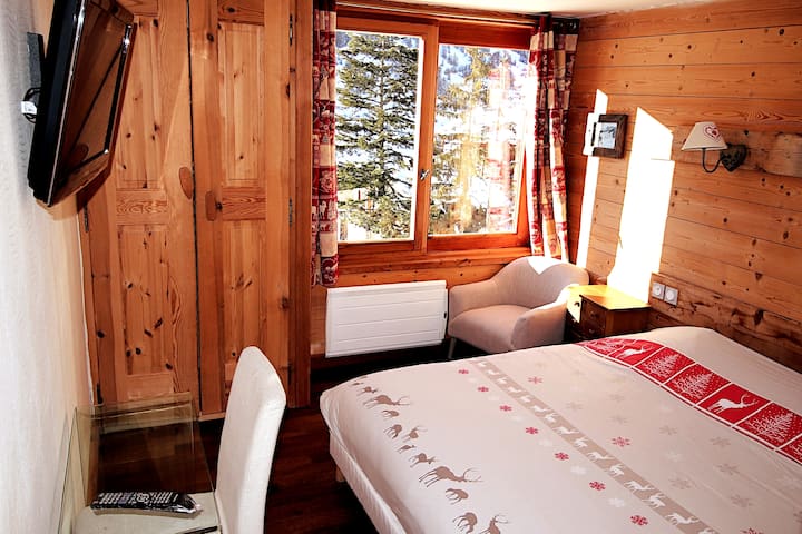 Chumba cha kulala 3 kwenye R0 kilichowekewa samani na vitanda 2 vya mtu mmoja ambavyo vinaweza kutengeneza kitanda 1 kikubwa pamoja. Chumba hiki, kinachoelekea kwenye miteremko, kina chumba cha kuoga cha kujitegemea chenye choo.