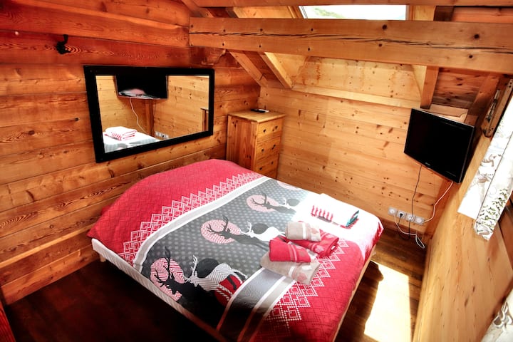 Chumba cha kulala 6 kina vitanda 2 vya mtu mmoja (vilivyowasilishwa hapa katika kitanda cha watu wawili) pamoja na mezzanine na vitanda vingine 2 vya mtu mmoja.