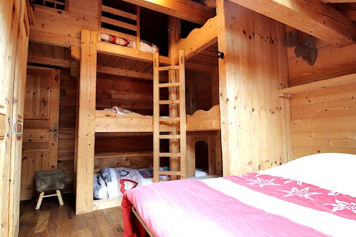 Chumba cha kulala 5 katika A kina vitanda 4 vya ghorofa, na kitanda cha sofa 160. 