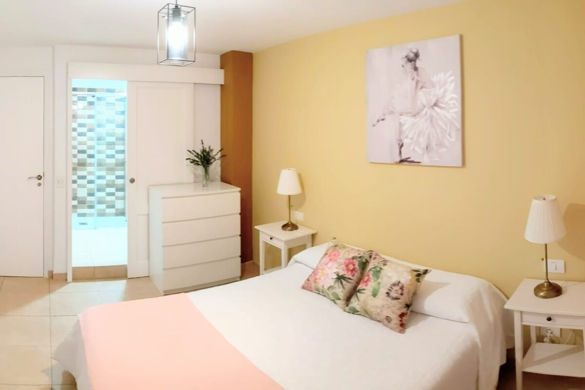 غرفة مزدوجة بحمام خاص. غرفة مزدوجة بحمام خاص. Doppelzimmer mit eigenem Bad.