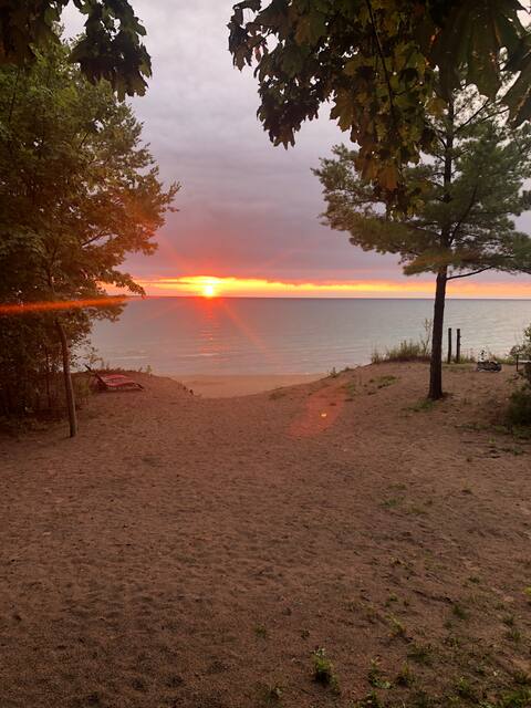 Lake Front Cottage on beautiful beach.