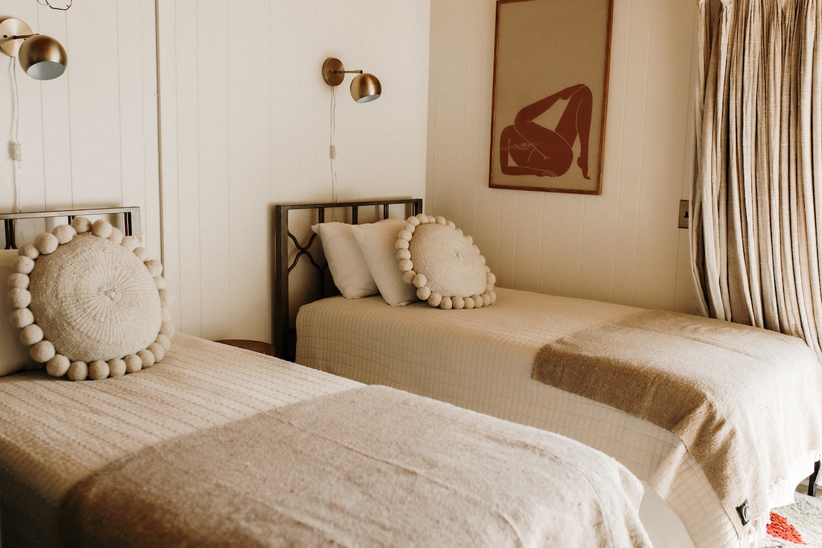 The Artist's Room, originally the studio of a beloved local banjo player, who practiced alongside the town's legendary musicians. 