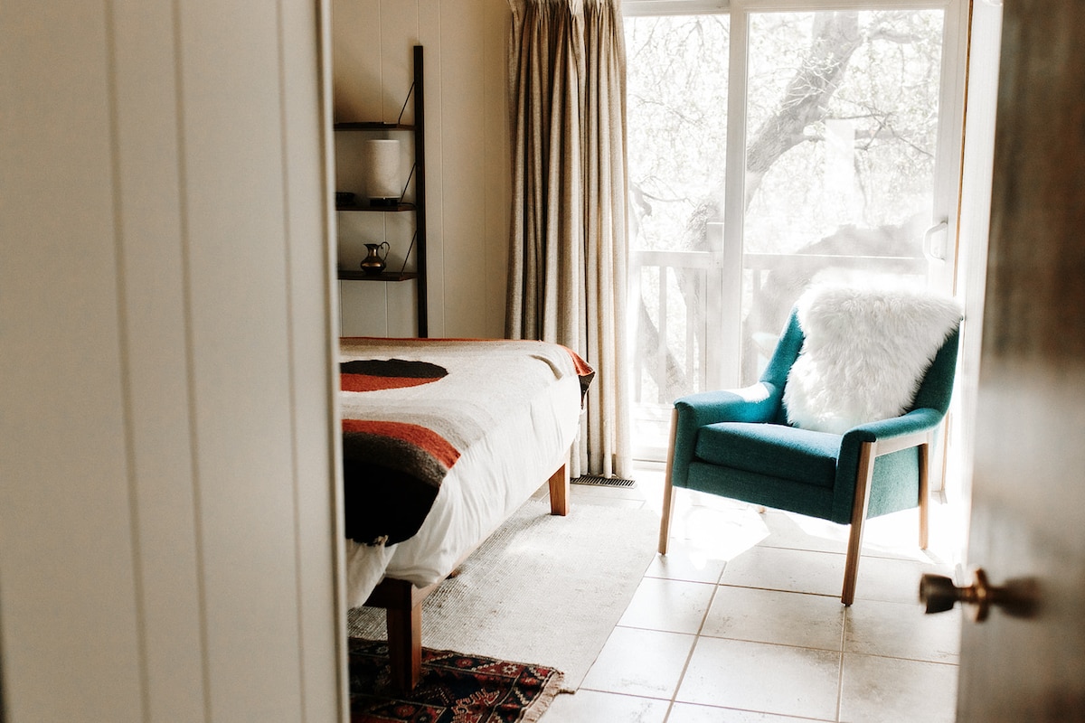 The treehouse room, with an blooming 150 year old Coastal Oak just outside your patio door. 