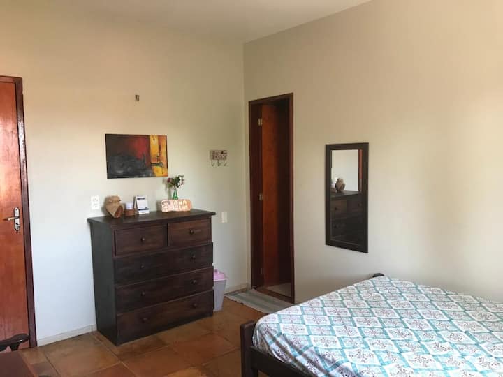 חדר שינה/סוויטה בקומה העליונה.