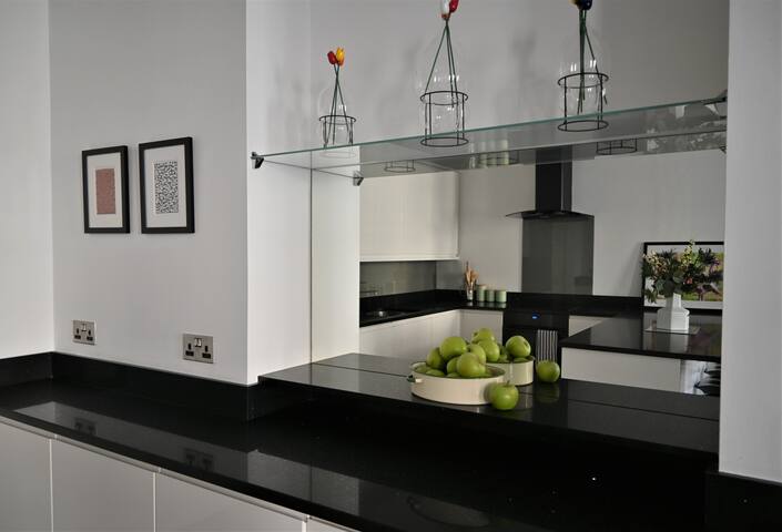 Royal Mile 4 Bed Luxury (incl Sauna & Jacuzzi) gallery image 4