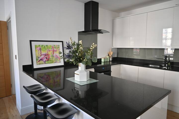 Royal Mile 4 Bed Luxury (incl Sauna & Jacuzzi) gallery image 5