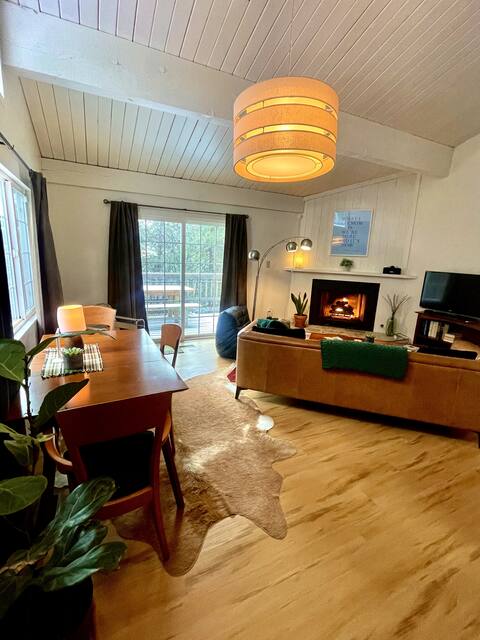 Beautiful Light-Filled Cabin in Crestline Woods