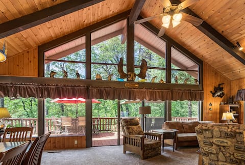 Gorgeous Lakehouse w/Hot Tub,Pool Table & MORE