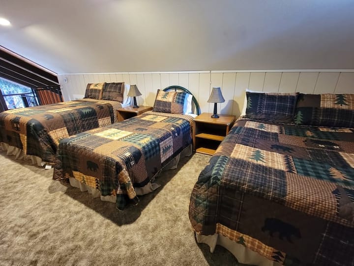 Nuestra linda zona loft temática de osos con 2 camas completas y 1 cama doble perfecta para que los niños disfruten.