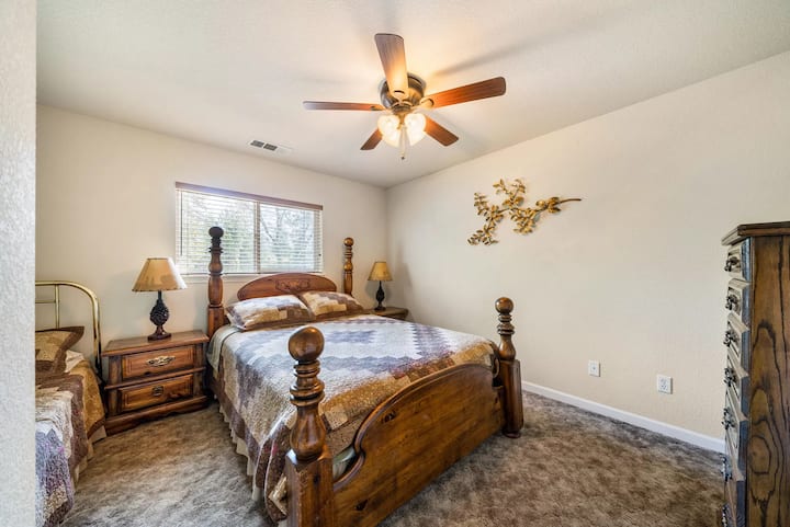 Segunda habitación en el nivel superior con una cama tamaño queen y una cama doble.