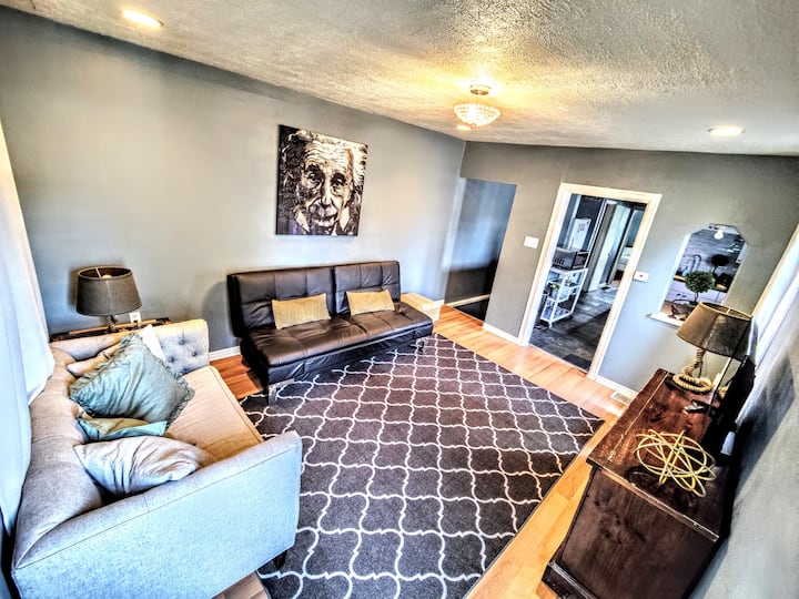 Unique Eclectic Tudor! King Bed! Private Parking! - Salt Lake City, UT