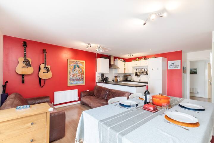 Large Artist’s Apartment gallery image 4