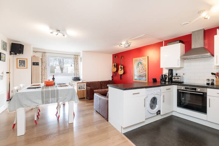 Large Artist’s Apartment gallery image 2