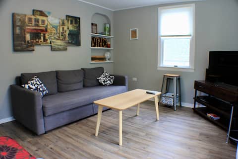 In Town Apartment in downtown Geneva!!