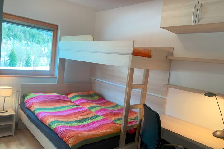 Легло 140 см и двуетажно легло (втора спалня)